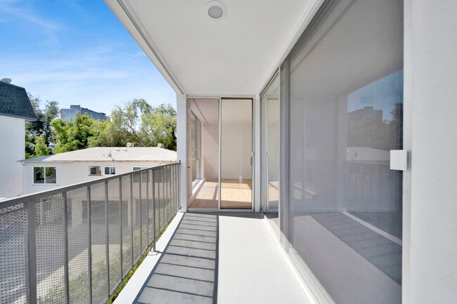 Photo - 1147 N Clark St Unit 105