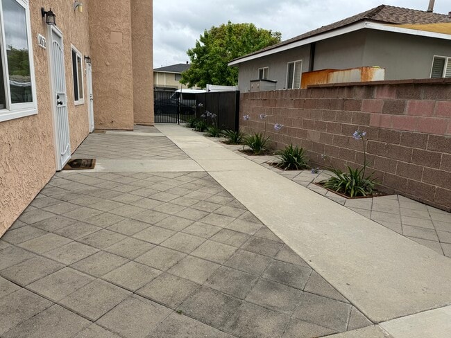 Building Photo - 10676 Walnut St Unit 10676