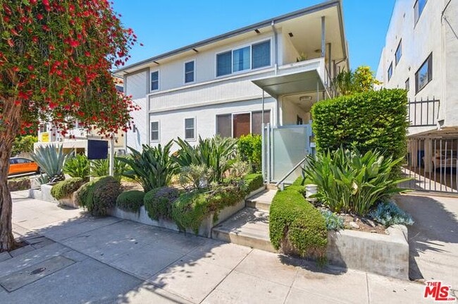 Gated main entrance - 1929 Tamarind Ave Unit 12