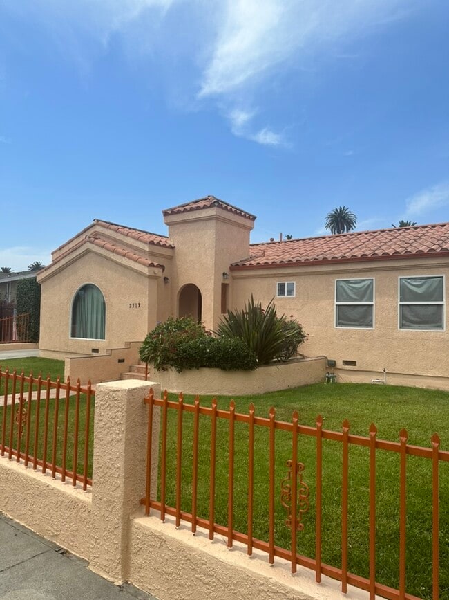 Building Photo - 2711 S Palm Grove Ave Rental