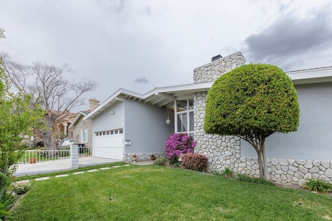 Photo - Spacious 3BR / 2BA Single-Story Pool Home in Granada Hills