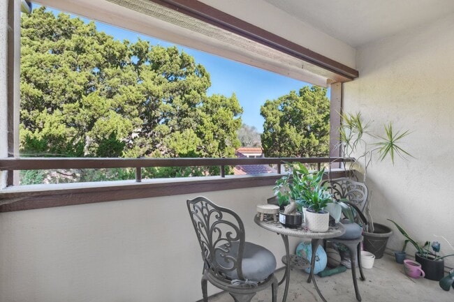 Photo - Upstairs Bright 2 bedroom Condo