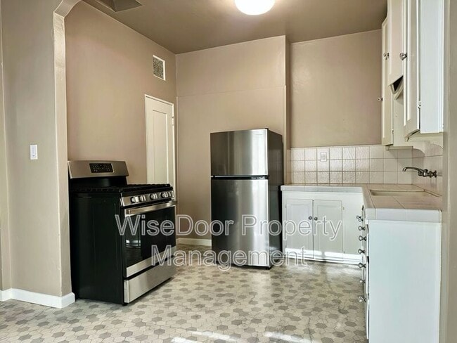 Photo - 1030 Leonard Ave Unit 6