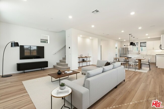 Photo - 725 Daniel Freeman Cir