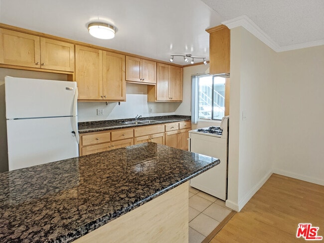 Building Photo - 440 Raymond Ave Unit 9