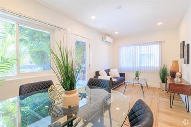 Building Photo - Oak St Unit 561 Rental