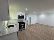 Photo - 618-620 W 6th St Apartment Unit 618