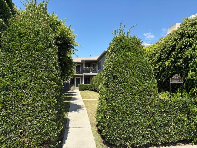 Building Photo - 805 N McCadden Pl Unit 805 and a half Rental