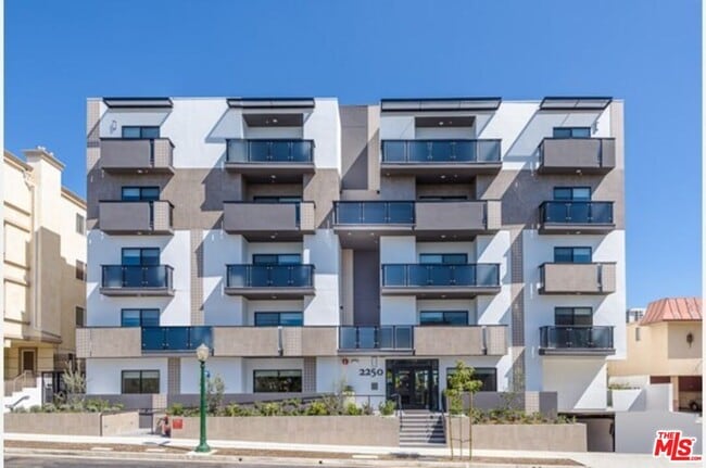 Building Photo - 2250 Fox Hills Dr Unit 103