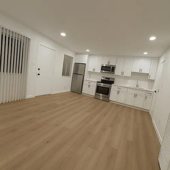 Photo - 331 W Windsor Rd Unit 5