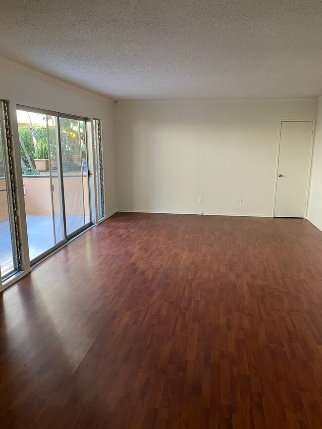 LR - 943 19th St Unit 2