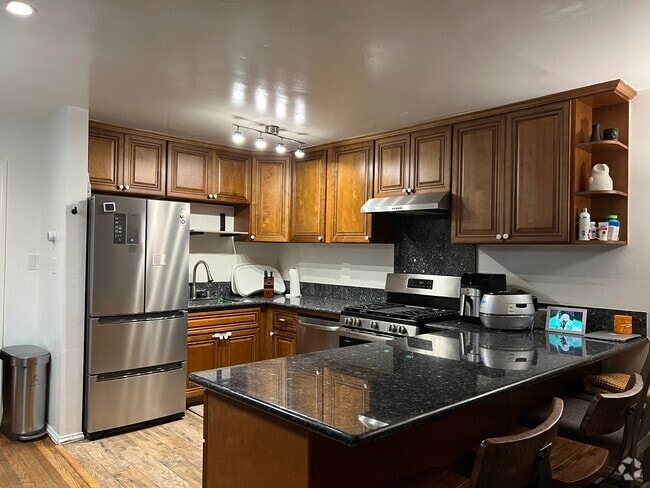 Building Photo - 3943 Ingraham St Unit lower Rental