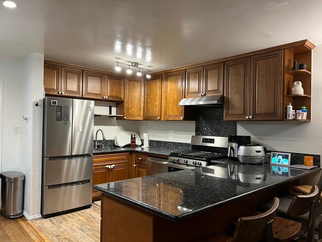 Kitchen - 3943 Ingraham St Apartments Unit lower