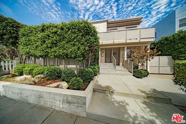 Photo - 726 W 37th St