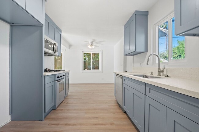 Building Photo - Ronald Dr. Huntington Beach Unit 7893 Ronald Dr.