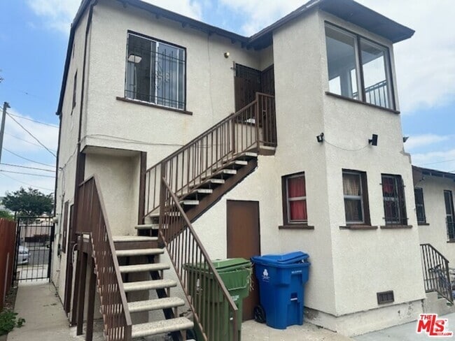 Building Photo - 900 W 69th St Rental