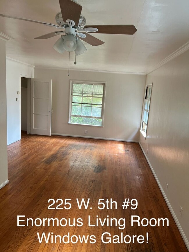 Building Photo - Bright, Light & Airy Huge Corner Home Unit 9