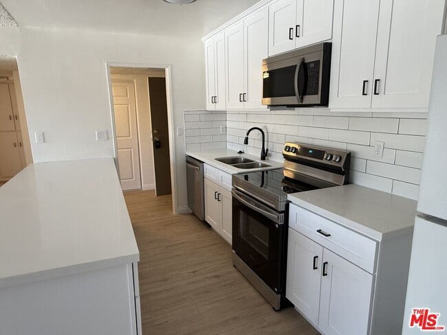 Building Photo - 10200 De Soto Ave Unit 320