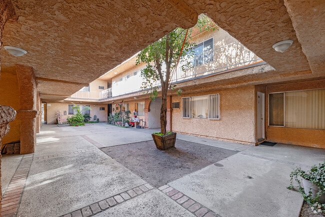 Courtyard - 13354 Vanowen St