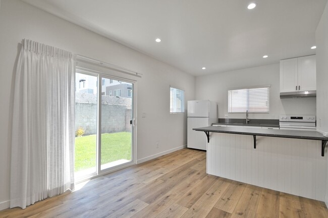 Photo - w1704 Unit B