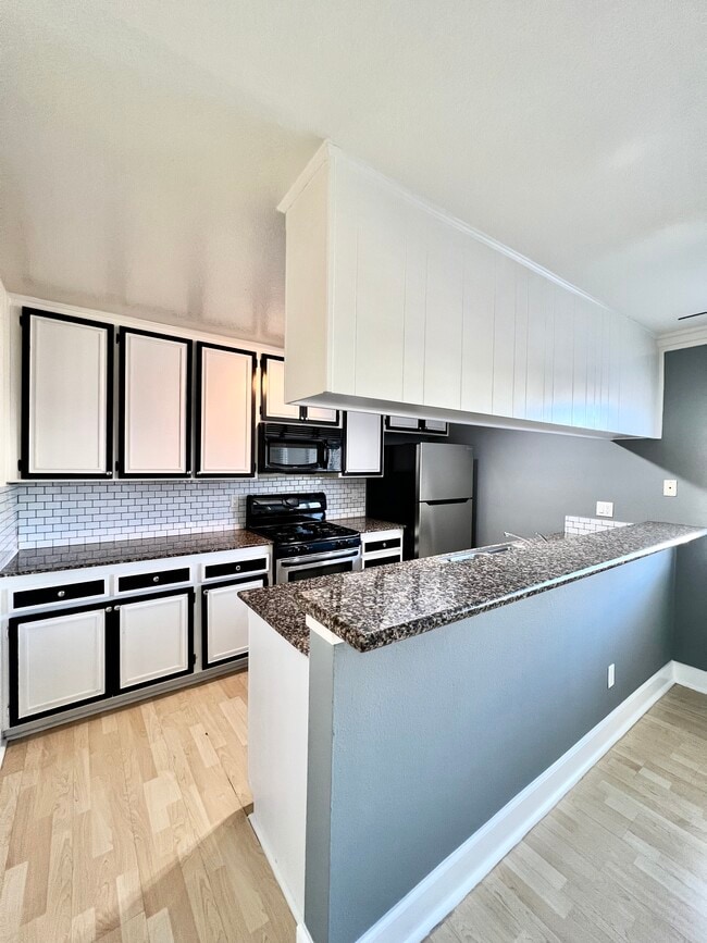 Photo - 7045 Woodley Ave Unit 212