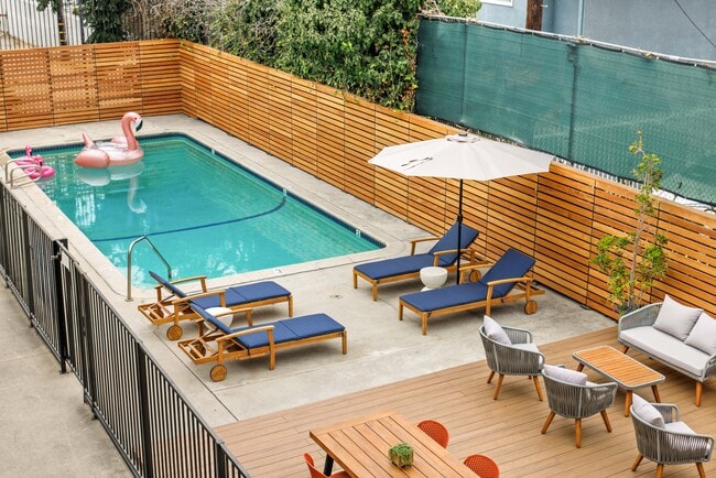 Plaza Pool - 1286 W Adams Blvd Apartments