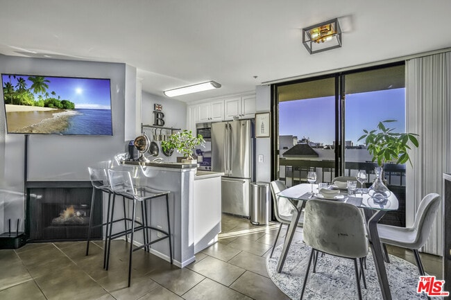 Building Photo - 7320 Hawthorn Ave Unit 315