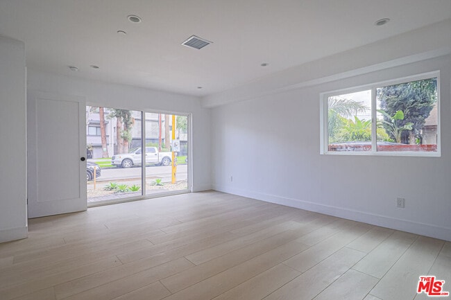 Photo - 11810 Gilmore St