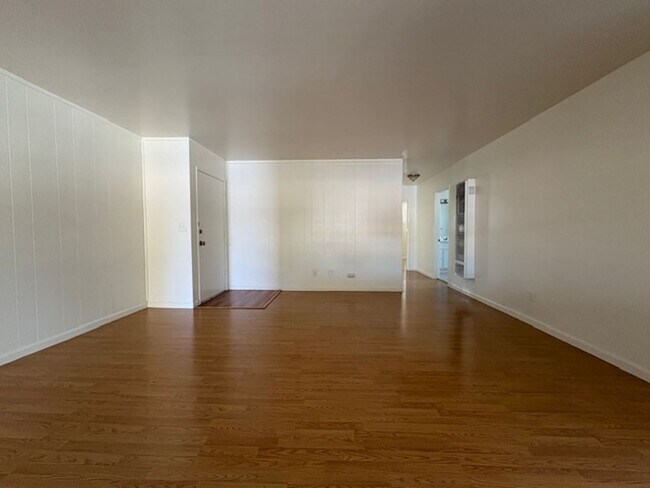 Building Photo - La Mar 4-Plex (25280) (DD) Unit Upstairs Rental