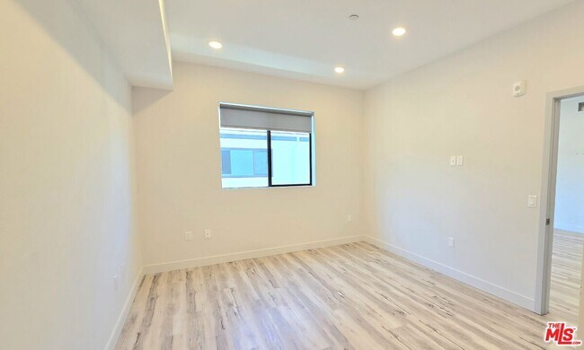 Photo - 1540 S Hayworth Ave Unit 202