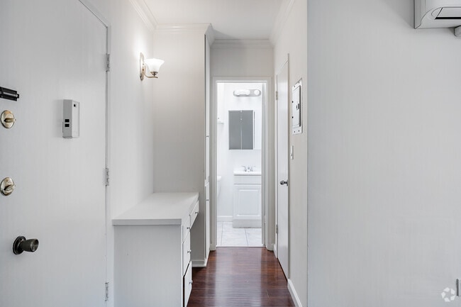 Studio - 500SF - Bathroom - 802 N West Knoll Dr