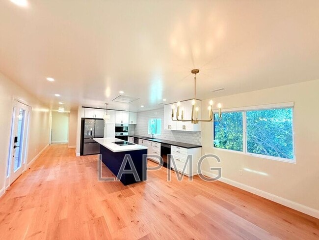 Photo - 4762 Charters Ave