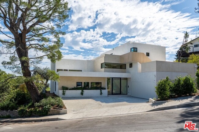 Building Photo - 2501 Banyan Dr