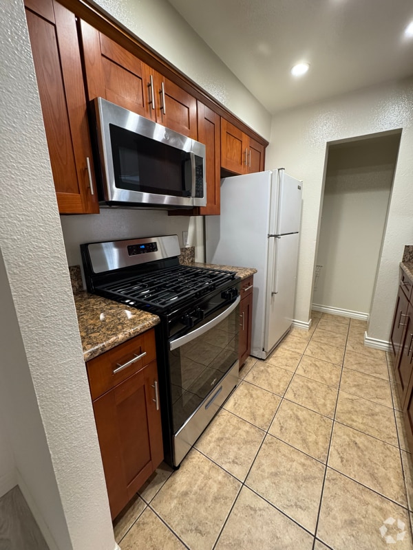 Building Photo - 10911 Rochester Ave Rental