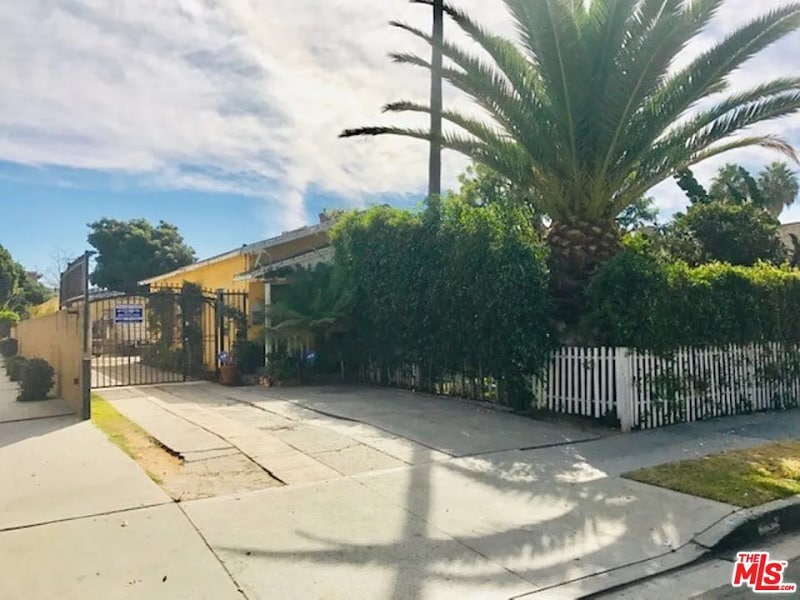 Photo - 112 S Eucalyptus Ave House