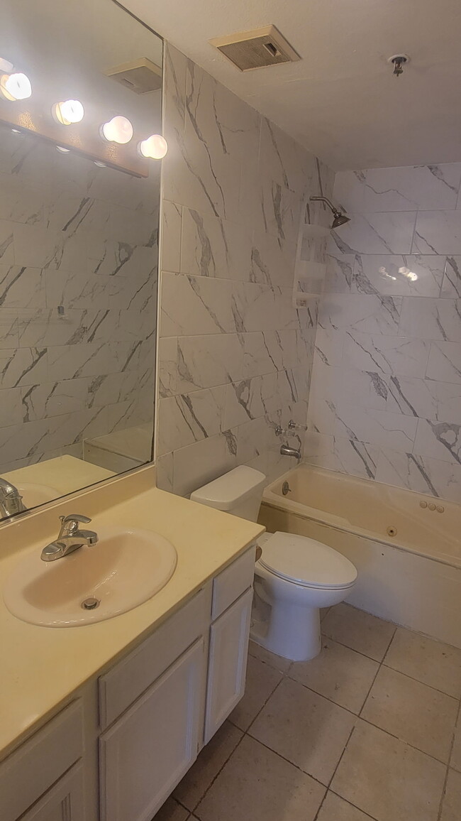 Building Photo - 10960 Ashton Ave Unit 208