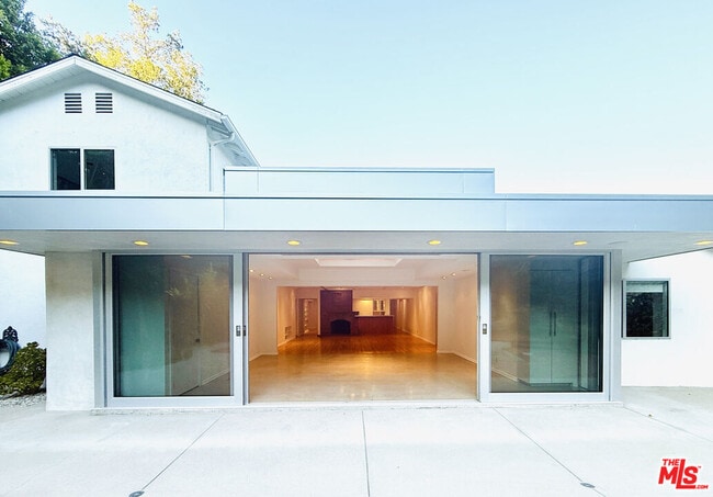 Building Photo - 4031 Hollyline Ave