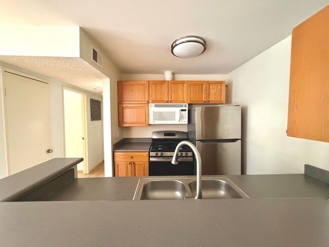 Building Photo - Bright & Updated 2bed 1 bath Tarzana Condo in Gated Community!
