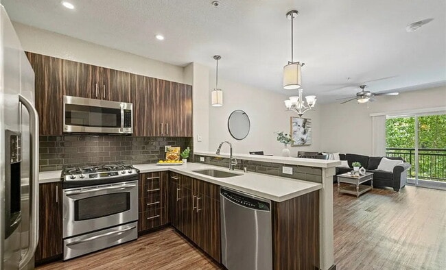 Building Photo - This TURNKEY one bed, one bath unit is loc... Rental