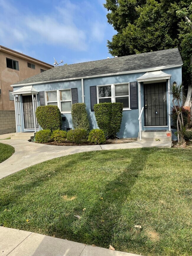 Right hand unit of duplex - 920 N Hayworth Ave Unit 920 Hayworth Ave.