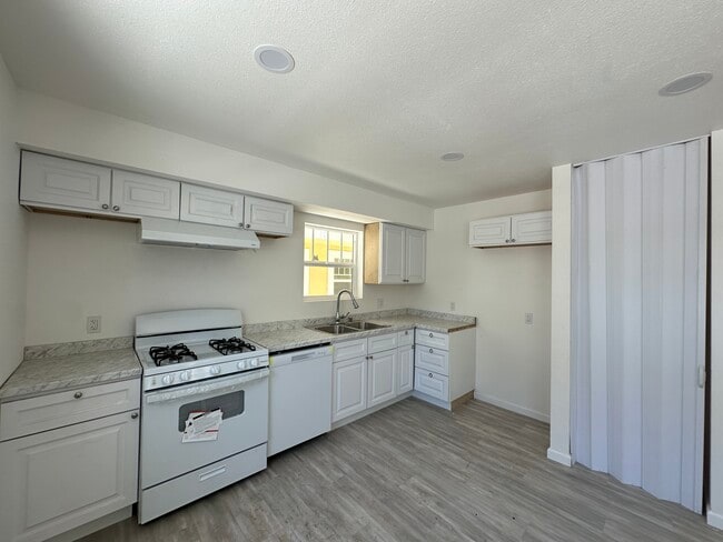 Photo - 616 S Van Ness Ave Apartments