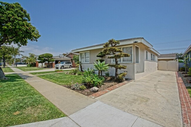 Photo - CHARMING, BRIGHT & SPACIOUS HOLLYGLEN 3BR2BA + DEN W/ SPACIOUS FRONT & REAR YARDS, LARGE DRIVEWAY...
