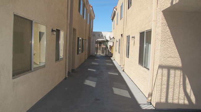 Building Photo - 7020 Coldwater Canyon Ave Unit 104