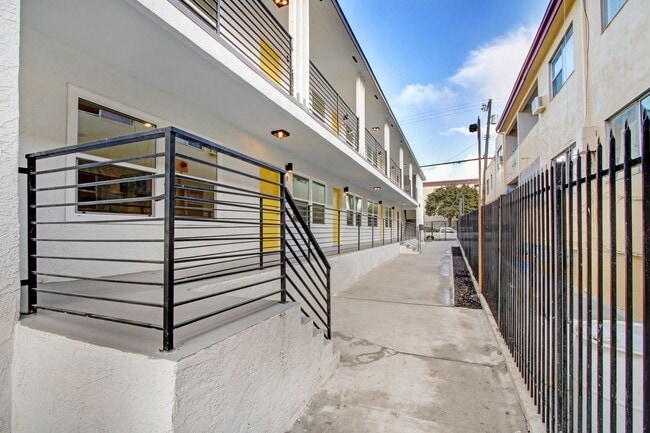 Building Photo - 163 S Burlington Ave Unit #10