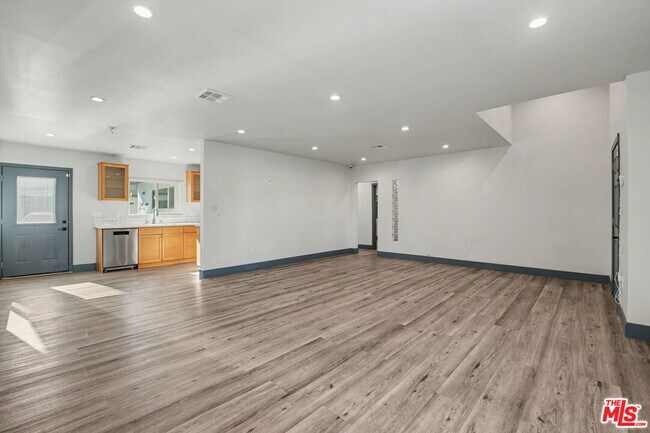 Photo - 15134 Friar St