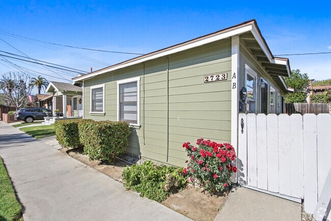 Building Photo - 2723 E 8th St Unit 2723 E 8th St #B Rental