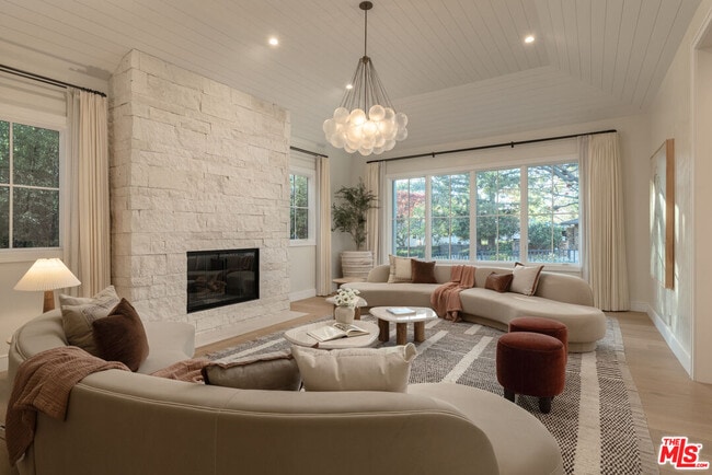 Photo - 550 Spoleto Dr