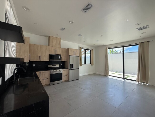 Building Photo - 2 bed, 1 bath ADU