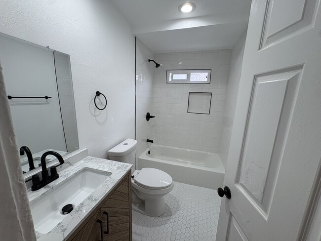 Building Photo - 311 1/2 W 33rd St Unit 1/2