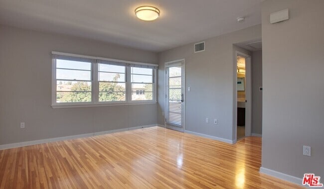 Building Photo - 1440 Elkgrove Cir Unit 2 Rental